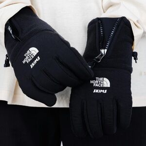 The North Face x SKIMS Retro Denali Fleece Gloves Onyx